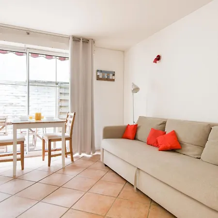 Avec Terrasse En Centre-ville De La Rochelle *