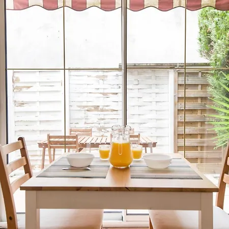 Avec Terrasse En Centre-ville De La Rochelle La Rochelle (Charente-Maritime)